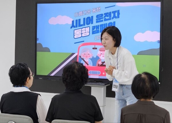 지난 11일 신천지 부산교회에서 '고령운전자 안전운전 캠페인'을 진행한 가운데 관계자가 참여자들을 대상으로 프로그램을 설명하고 있다.(사진_신천지 부산야고보지파)