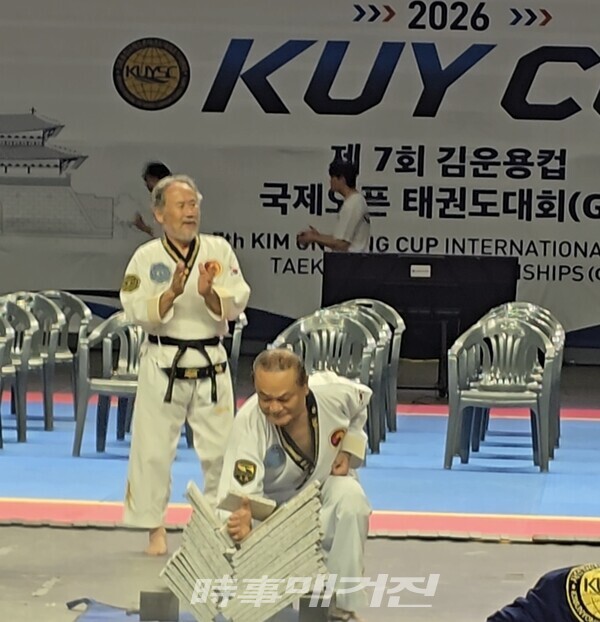 9단 회의 격파 시범이 진행되고 있다. (사진_이성만 기자)