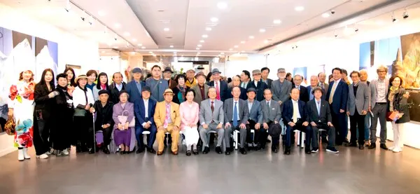 서양화가 최예태 탄생 88주년 초대전에 참석한 내빈들과 기념촬영을 하고 있다.(사진_시사매거진)