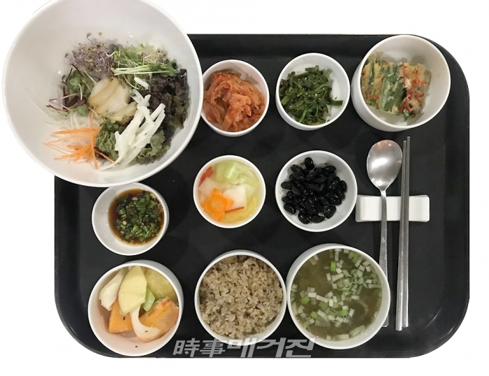 ▲ 몸에 좋은 영양과 기를 담는 기존의 방식에서 벗어나 몸속에서 무언가 독 기운을 빼냄으로서 원기를 회복 시켜주는 소우주 식단의 모습