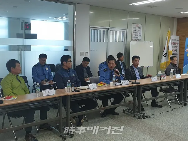 [시사매거진/광주전남=송상교 기자] 채광철 목포해양경찰서장은 11일 오후 2시경 지도읍사무소 별관 농업기술센터에서 유관기관 및 지역 해양종사자 등 30여명이 참석한 가운데 현장소통 간담회를 갖고 해양경찰의 주요정책 설명 및 생업 현장에서 겪는 애로사항 등 다양한 의견을 청취했다. (사진_목포해양경찰서)