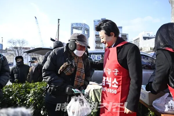 허경영 국가혁명당 명예총재가 지난달 23일 서울 종로구 탑골공원 인근에서 소외된 노인들 400여 명을 대상으로 도시락 무료급식 봉사를 하고 있다.(사진_서봉섭 기자)