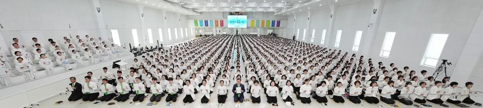 신천지예수교회 성도들이 인 맞음 확인 시험을 응시하고 기념촬영을 하고 있다.(사진_신천지예수교회)
