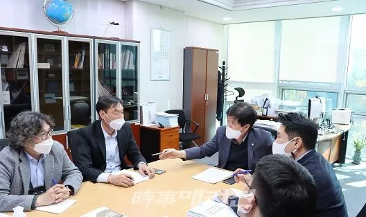 지난 11월 11일 유경준 의원이 국토부 광역급행철도팀 관계자들과 SRT 고속철도 연장관련 정책협의를 하고 있다.