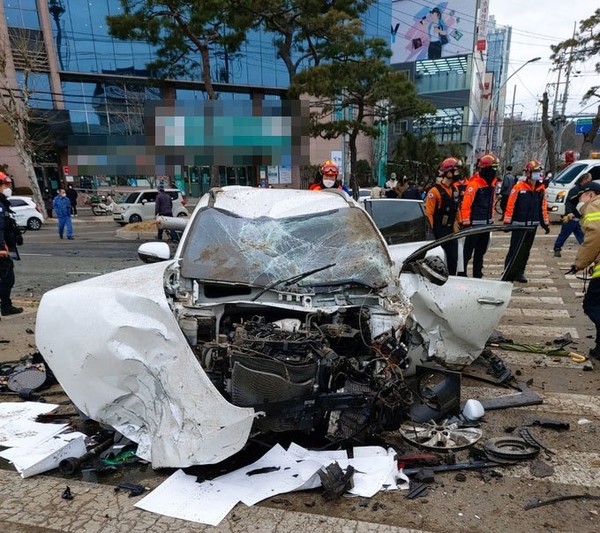 [속보]포항 오광장 교차로 4중 추돌 교통사고 발생(사진=포항북부소방서 제공)