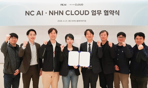 NC AI와 NHN클라우드 관계자들이 AI 인프라 협력 체계 구축을 위한 업무협약 체결 후 기념촬영을 하고 있는 모습.(왼쪽 네 번째부터 이연수 NC AI 대표, 김동훈 NHN클라우드 대표)(사진_NHN클라우드)