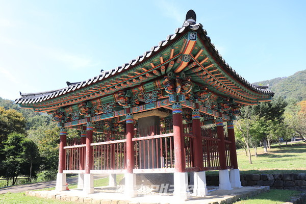 정송강사 입구에 있는 송강 정철 신도비는 거북받침 위에 비신을 세우고 팔작지붕 모양의 거침석을 올렸다.(사진_이관우 기자)