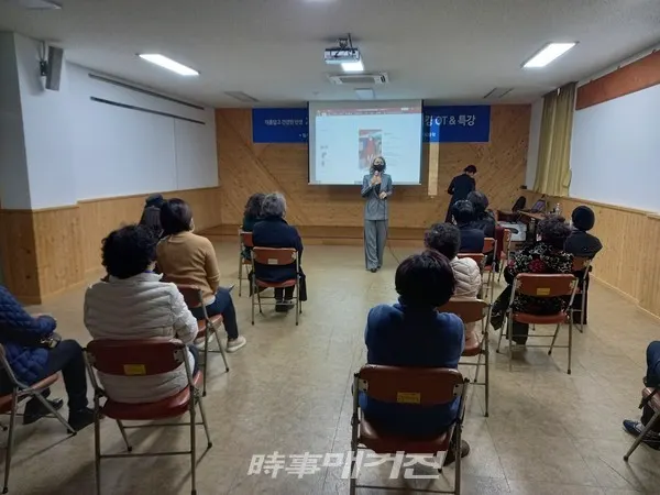 지난달 25일 열린 ‘시니어모델 워킹’ OT 현장 (사진_제주마을문화진흥원제공)