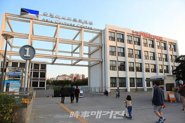 한국관광공사는 문화체육관광부와 국제회의나 인센티브 단체 행사 등 마이스(MICE) 행사에서 이용 가능한 독특한 행사장인 '2019 코리아 유니크 베뉴(Korea Unique Venue) 30선'을 발표했다.사진은 국립아시아문화전당 전경이다.(사진_한국관광공사)