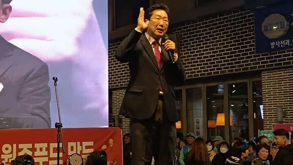 지난해 원주 만두 축제에 참석한 원강수 시장.(사진_원주시)