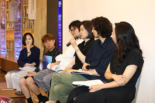 박혜진 평론가, 김현 시인, 안태운 시인, 전하영 소설가, 정영수 소설가, 최지인 편집자가 ‘교류와 소통의 열린 문학관을 위하여’라는 주제로 종합 토론을 하고 있다. (사진_시사매거진 김형석 기자)