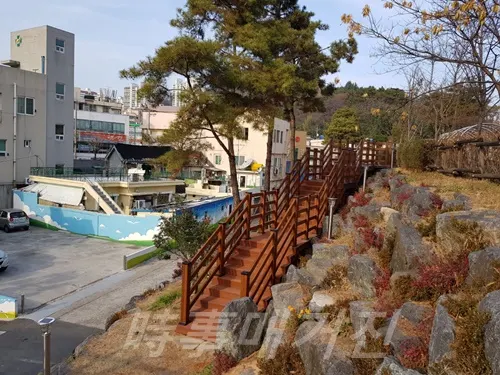 마산합포구, 힐링산책로인 임항선 그린웨이 우진목화주택 앞 데크계단 (사진제공:창원시청)