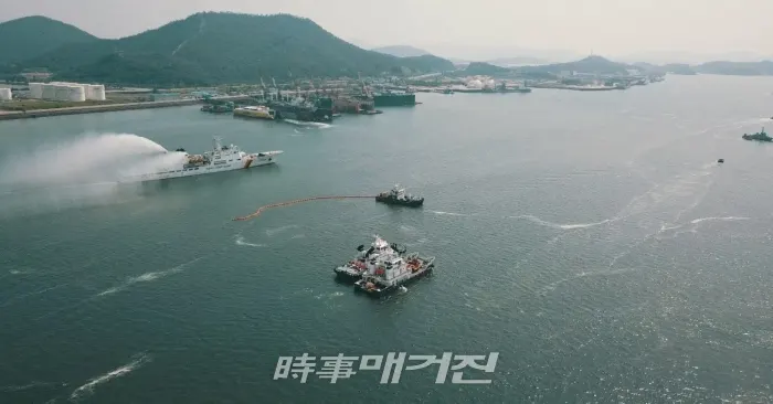 12일 오후 2시경 전남 영암군 대불부두 인근해상에서 목포해경 주관으로 '19년 민관군 합동 수난대비 훈련'을 실시했다.(사진_목포해양경찰서)