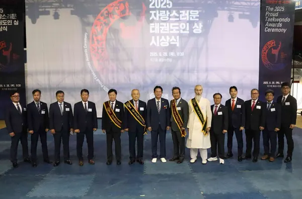 자랑스러운 태권도인 상을 수상한 태권도 공로자들과 이동섭 국기원장의  기념촬영 모습 (사진_국기원)