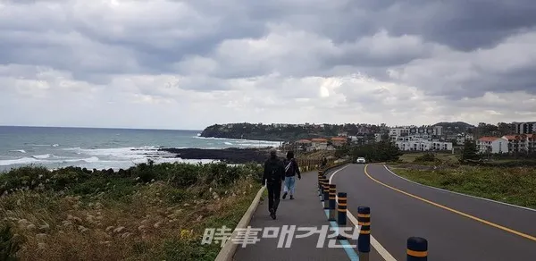 23일 오전 올레꾼들이 제주시 구좌읍 제주올레 16코스를 걷고 있다.