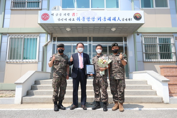 ▲포스코청암재단이 육군 50사단 기동대대 마갑열 상사를 포스코히어로즈로 선정했다. 좌측부터 윤해철 50사단 기동대대 주임원사, 오동호 포스코청암재단 상임이사, 포스코히어로즈 마갑열 상사, 최홍기 50사단 기동대대장