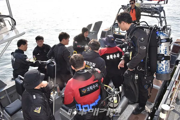 서해지방해양경찰청은 15일 과학수사 업무협력 강화를 위해 유관기관 수중합동훈련을 실시했다.(사진_서해지방해양경찰청)