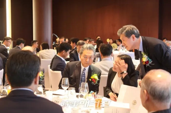 하토야마 전 총리와 노재헌 한중문화센터 원장이 12일 서울 남산 그랜드하얏트호텔에서 열린 하토야마 유키오(鳩山由紀夫) 전 일본 총리 출판기념회에서 행사 시작 전에 대화를 나누고 있다.(사진_시사매거진)