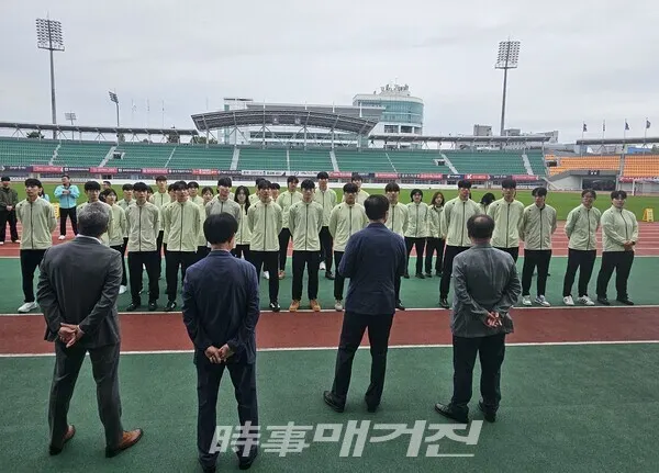 충청북도태권도협회 송석중 회장이 선수들에게 당부의 말을 전하고 있다. (사진_충청북도태권도협회 제공)