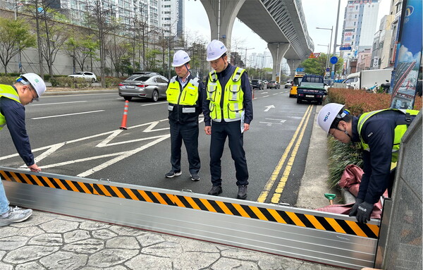 공단 방준호 시민안전실장(중앙 좌측), 심기민 안전환경팀장(중앙 우측)이 영선대로 지하주차장 물막이판 상태를 점검하고 있다.(사진_부산시설공단)