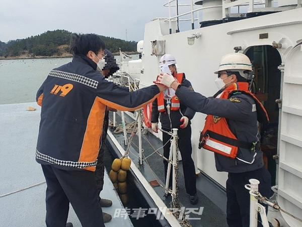완도해양경찰서는 “지난 16일 완도군 노화도에서 일회용 부탄가스 폭발로 인하여 팔과 머리에 화상을 입은 응급환자를 긴급이송 했다”고 17일 밝혔다.(사진_완도해양경찰서)