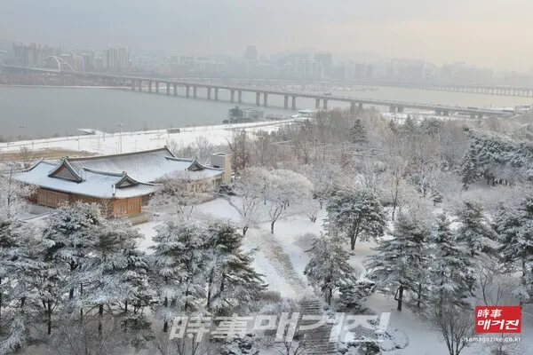 2018년 개장한 국회한옥 '사랑재' 는 중요무형문화재 제74호 신응수 대목장이 건축현장 지휘를 맡아  전통 한국식 한옥건립 기법인 이익공(二翼工)양식으로 지어졌다.(사진_뉴시스)