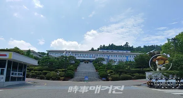 나주시는 "코로나19 장기화에 따라 가용재원이 급감하자 강도 높은 지출구조조정에 나섰다"고 16일 밝혔다. 사진은 나주시청 청사 전경이다.(사진_송상교기자)