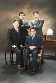 ▲ LJ의료진은 뛰어난 수술결과와 안전도를 검증하기 위해 세계 성기능 학회 및 각종 국내외 컨퍼런스를 통해 New 3M 최소절개 복합 확대술을 발표해 화제가 되기도 했다. (시계반대방향으로 왼쪽부터 장수연 대표 원장, 이용희 원장, 변상권 원장, 문장환 원장)