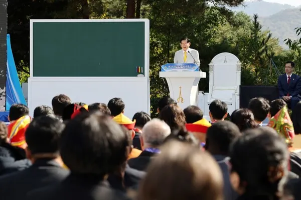 지난 1일 고성에서 열린 '제3기 만국초청 계시록특강 종강식'에서 이만희 신천지예수교 총회장이 평화의 가치를 지키는 영적지도자로 거듭나야 한다고 강조하고 있다.(사진_신천지예수교회)