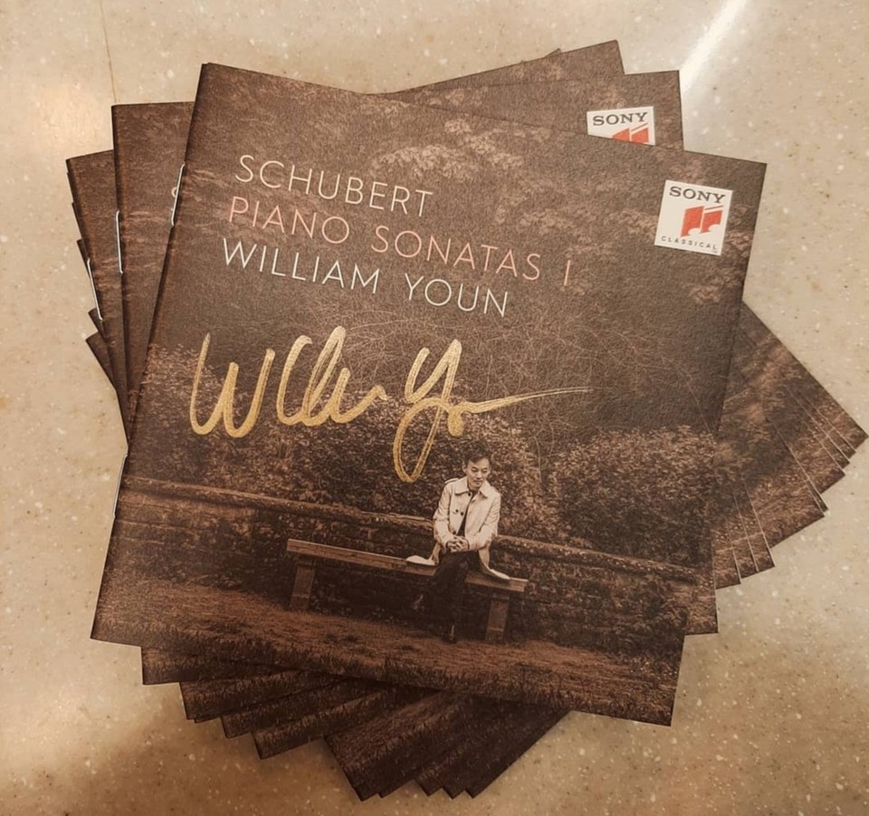 2020년에 발매한 윤홍천의 두 번째 음반 [William Youn : Schubert Piano Sonatas I] 이 음반은 BBC 뮤직 매거진, 프랑스 뮈지크 등의 언론사로부터 극찬을 받았다. (사진=예전레코드 예술의전당)