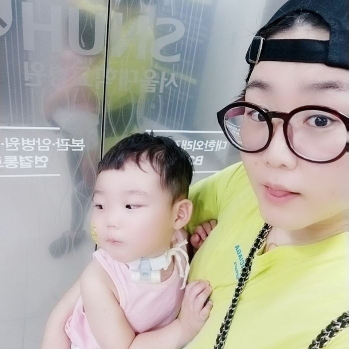희귀질환에 걸린 자신의 아이를 안고 병원에 방문한 권혜준 씨