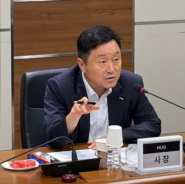 최인호 허그(HUG) 사장이 ‘전월세 안심신탁사업’을 소개하고 있다.(사진_HUG)