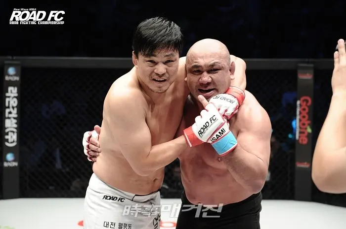 최무배와 후지타 카즈유키 <사진제공=ROAD FC>