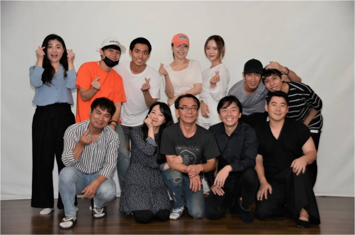 <행복한선물출연진 윗줄 수간호사/김은비, 원무과장/이상찬, 안형사/성빈, 의사/이하진, 의사/고은새, 창수/박진수, 마두/신표, 아래줄 전형사/전재성, 지연/여우린, 감독/이귀덕, 수철/강성호, 룸싸롱손님/김동용> 송파 담쟁이 연습실에서 단체 촬영 / 사진촬영 서상원 기자
