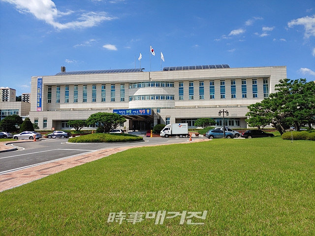 광양시는 문화체육관광부와 공동 주최하고 광양시문화도시사업단이 주관하는 ‘광양예술창고(가칭) 문화재생사업’이 오는 11일(금) 광양읍 문화공간 스토리하우스에서 ‘현대미술과 흥(興)’ 아카데미를 시작으로 연말까지 5개의 프로그램이 펼쳐진다. 사진은 광양시청 청사전경이다(사진_송상교 기자)