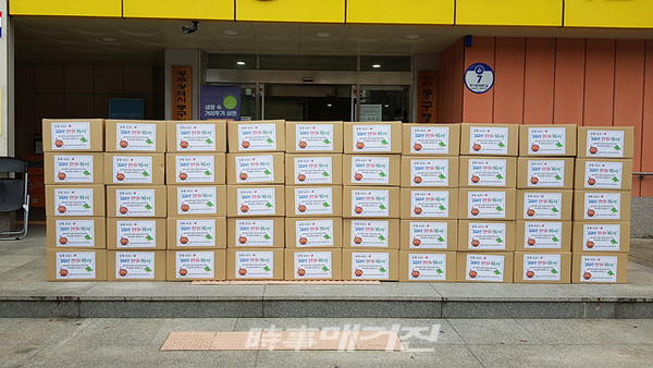 광주광역시 동구청은 “김장철을 맞아 지난 25일 장애인복지관에서 복지관 이용 장애인과 취약계층 주민에 김장김치를 직접 담가 전달하는 ‘김장김치 나눔 한마당’ 행사를 진행했다”고 밝혔다.(사진_광주광역시 동구청)
