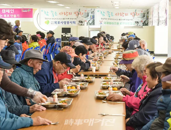 금년 3월 부터 시작된 목포시 ‘참! 좋은 사랑의 밥차’가 지난 26일을 마지막으로 올 해의 모든 일정을 마무리했다. 사랑의 밥차는 동절기 3개월(12월~2월)동안 중단했다가 내년 3월 재개한다.(사진_목포시청)