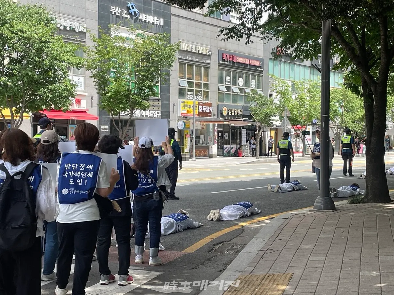 5일 전국장애인부모연대가 부산시교육청부터 부산시청까지 오체투지 행진을 하며 발달장애인 가정 생명 보호 정책 및 지원체계 구축을 촉구했다. (사진_정유희 기자)