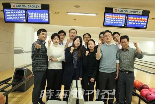 원익투자파트너스(주)는 임직원들의 업무 동기부여 및 화합을 위해 분기마다 소모임을 진행하고 있다. 지난해 2016년 마지막 소모임은 볼링대회로 원익투자파트너스(주)는 앞으로 더욱 흥미로운 행사를 진행하며 임 직원들과 소통하여 함께 만들어가는 기업문화 정착을 위해 노력하고 있다.