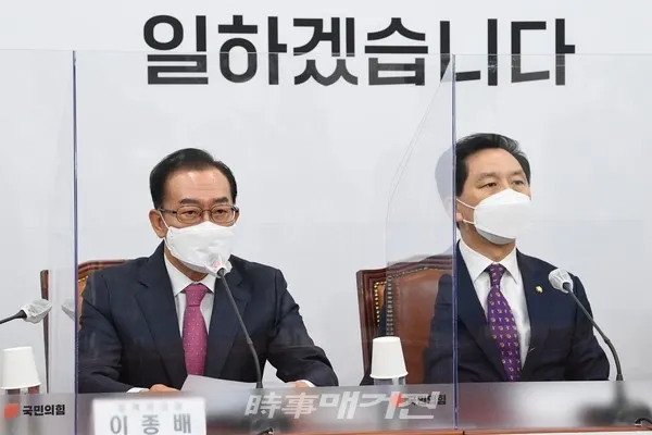 이종배 국민의힘 정책위의장(왼쪽)(사진_공동취재단)