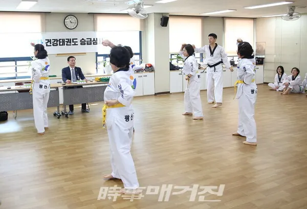품새 심사를 진행하며 채점하는 임동대 강사와 진행하고 있는 노형철 강사 (사진_정연수 기자)