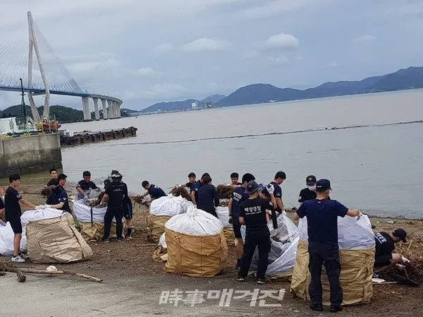 목포해양경찰서는 “10일 목포항내에서 이번 폭우로 떠내려 온 수초더미나 페트병, 스티로폼 등 부유물 약 37톤을 수거하고 해양환경공단에 인계했다”고 밝혔다. 사진은 목포해경이 폭우로 인해 전용부두로 떠밀려 온 부유물을 수거하며 구슬땀을 흘리고 있다.(사진_목포해양경찰서)