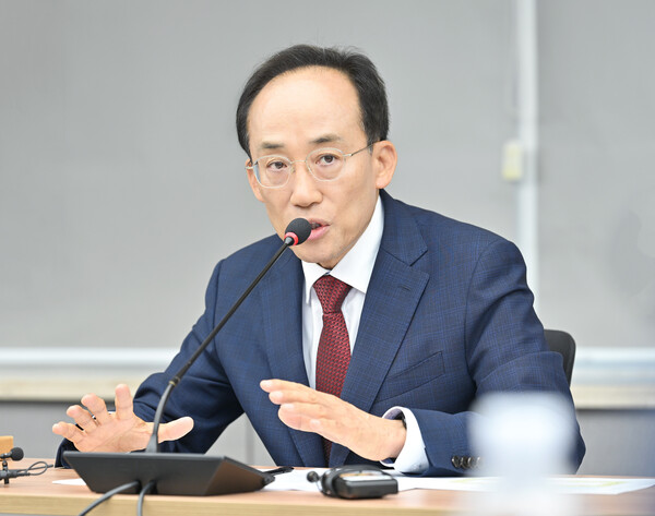 추경호 대구시장은 9일 대구시청 산격청사에서 '제1회 비상경제대책회의'를 주재하고 기업과 대학, 연구기관, 경제단체가 함께 참여하는 민간 중심 경제혁신 체계를 공식 출범시켰다.(사진_대구시)