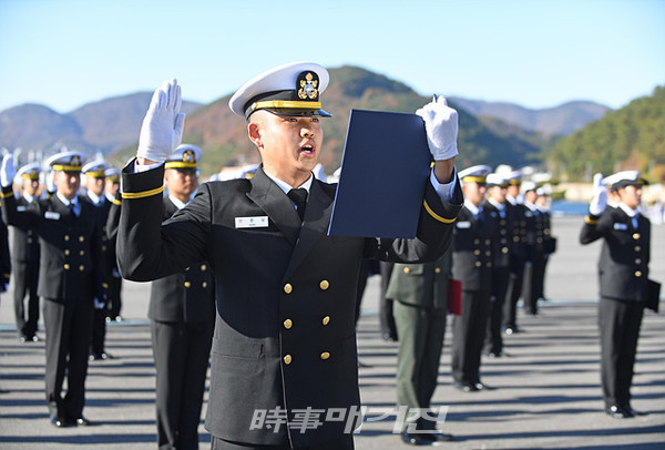11월29일 경남 창원시 해군사관학교에서 열린'제127기 사관후보생 임관식'에서 심임 소위들이 임관 선서를 하고 있다.(사진_해군)
