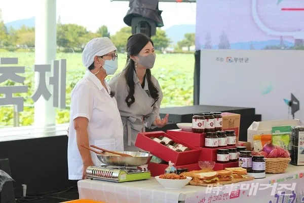 무안군 온라인 비대면 연곷축제서 농특산물을 판매하는 라이브커머스 프로그램/사진=무안군청 제공