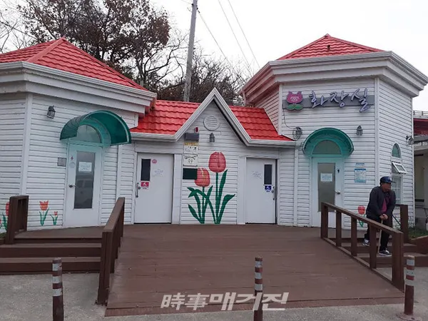 신안군은 기존화장실을 내부 리모델링 공사와 함께 LED조명을 설치하여 야간에도 자유롭게 이용 가능하도록 24시간 개방화장실로 지정하여 관리하는데 전력을 다하고 있다. 또한 주요관광지와 주차장에도 이동식화장실을 설치하여 사계절 이용객에게 쾌적하고 깨끗한 내부환경을 조성하고 있다.(사진_신안군청)