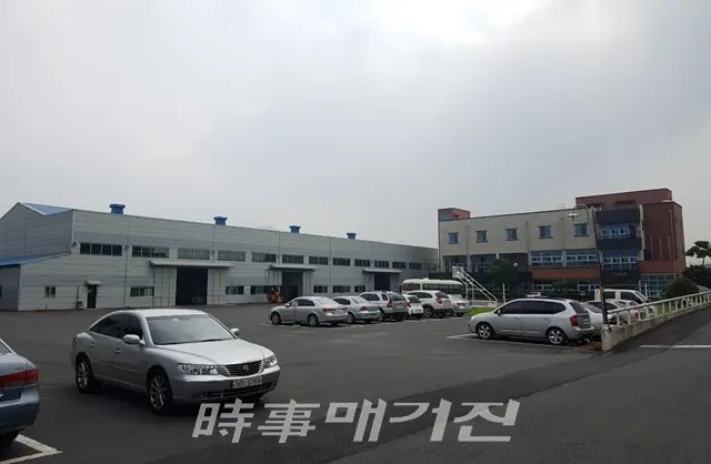 변속기부품생산업체 ㈜이건의 임직원 봉사활동은 분야를 넘나들고 있다. 지난 2월에는 주산면 삼곡2리 마을에 천막 1개와 의자 50개 등을 기증했고 2015년 맺은 1사 1촌 협약체결에 따라 진행된 이번 봉사활동은 자매결연 기업과 주민 간 상호 우호관계를 더욱 돈독하게 하는 계기가 되고 있다.