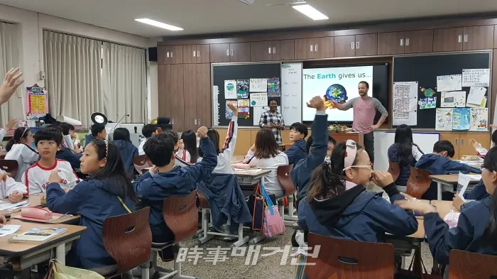 대구 중구청은 7일부터 6월 말까지 관내 초등학교 9개교 5학년 총 23학급 582명을 대상으로‘원어민 선생님과 함께하는 환경교실’을 운영한다. 2019.05.07. (사진_중구청)