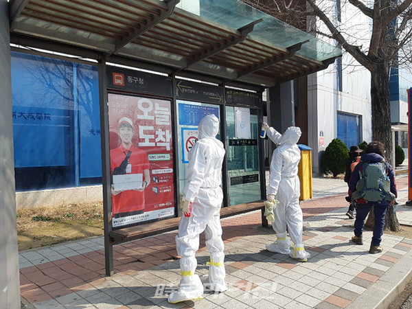 광주광역시 동구청은 27일 코로나19 지역사회 차단을 위해 관내 문화전당 역 외 68개소의 유개승강장에 대해 방역을 실시했다.(사진_광주광역시 동구청)