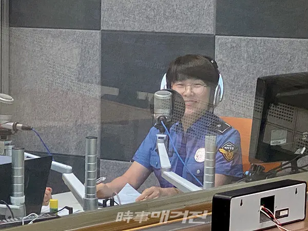 목포해양경찰서는 “기획운영과에서 근무하고 있는 이은주 경위(38)가 해양경찰청 3분기 ‘빛과 소금’에 선정됐다”고 29일 밝혔다.사진은 목포해양경찰서 기획운영과에서 근무하고 이은주 경위이다.(사진_목포해양경찰서)